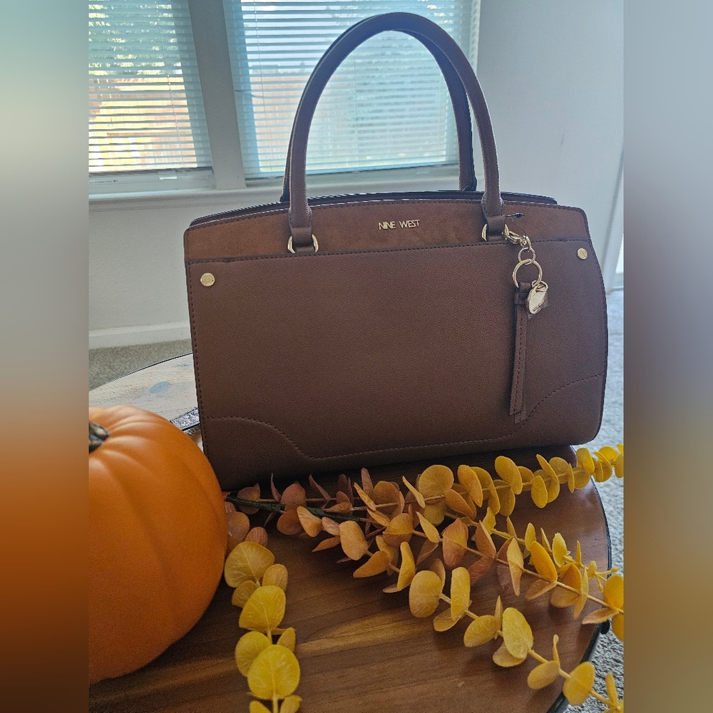 NINE WEST IRWYN SADDLE